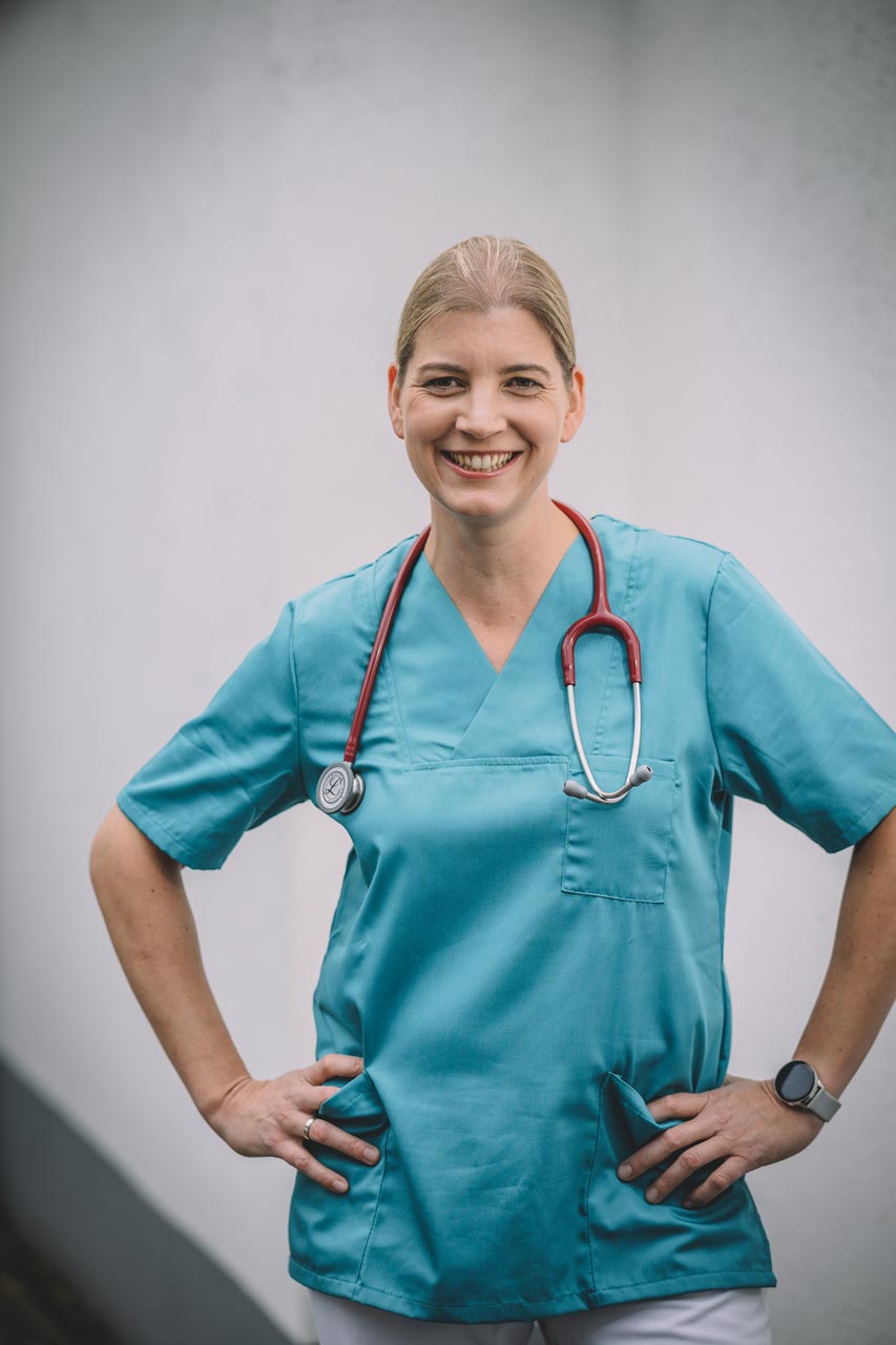 Marita Grau Portrait mit Stetoskop um den Hals