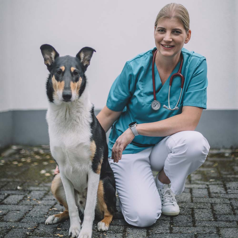 Marita und ihr Hund Akela schauen in die Kamera